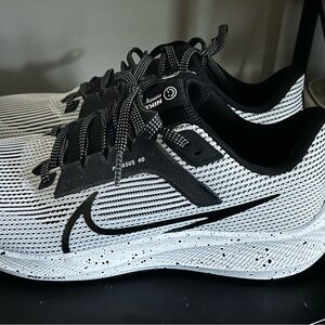 Nike Pegasus 40 Running Shoes - White/Black